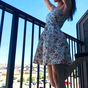 👗Strapless padded floral dress